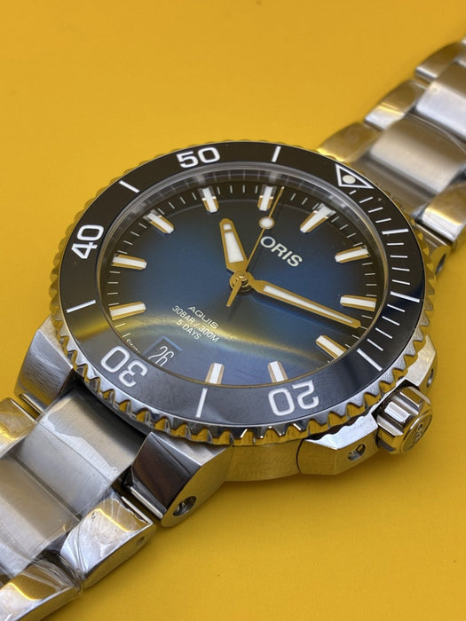 RRP: $6200 Oris 41.5mm Aquis cal. 400 as new w/ box